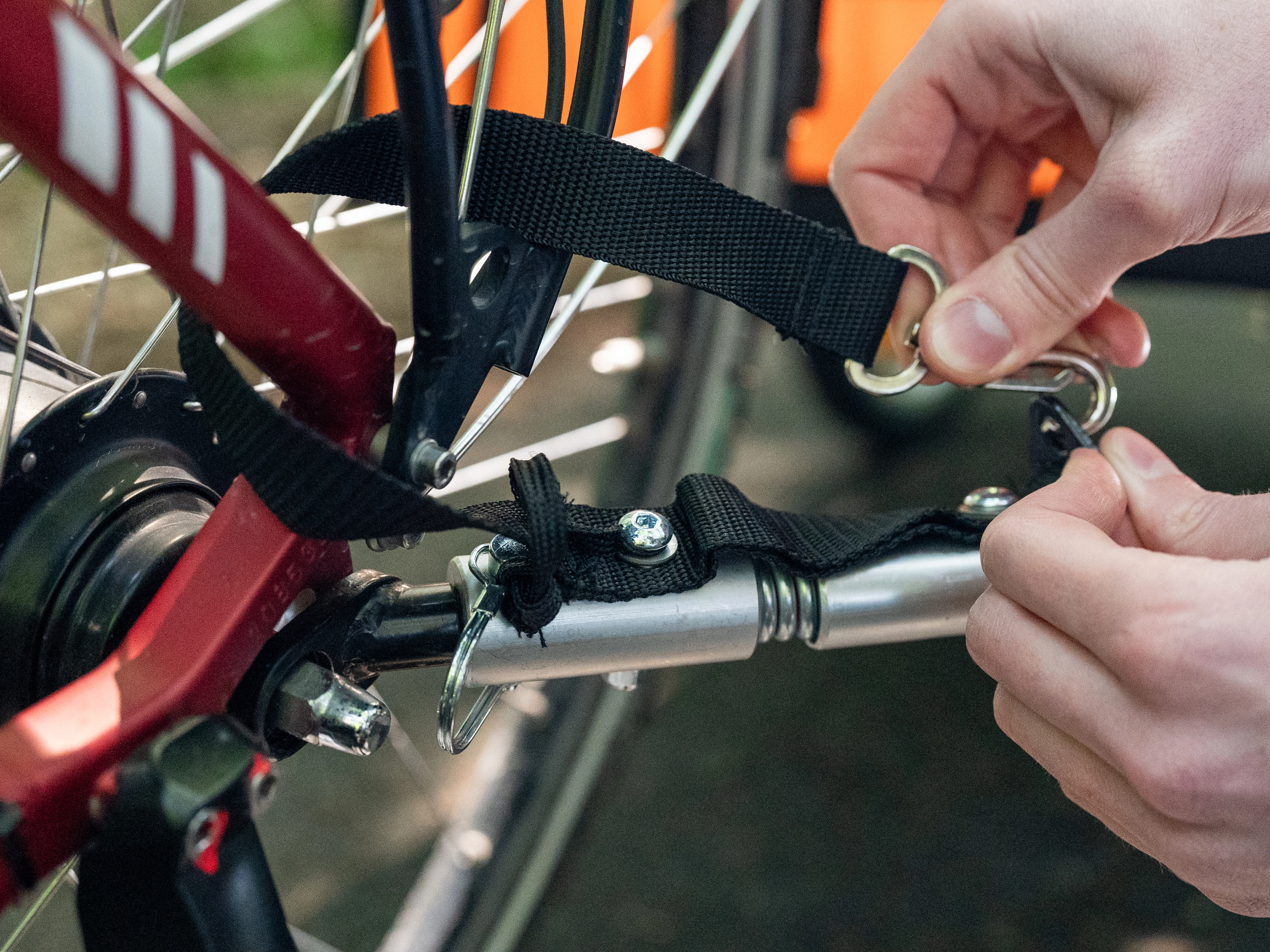 das Sicherungsband wird am Fahrrad befestigt