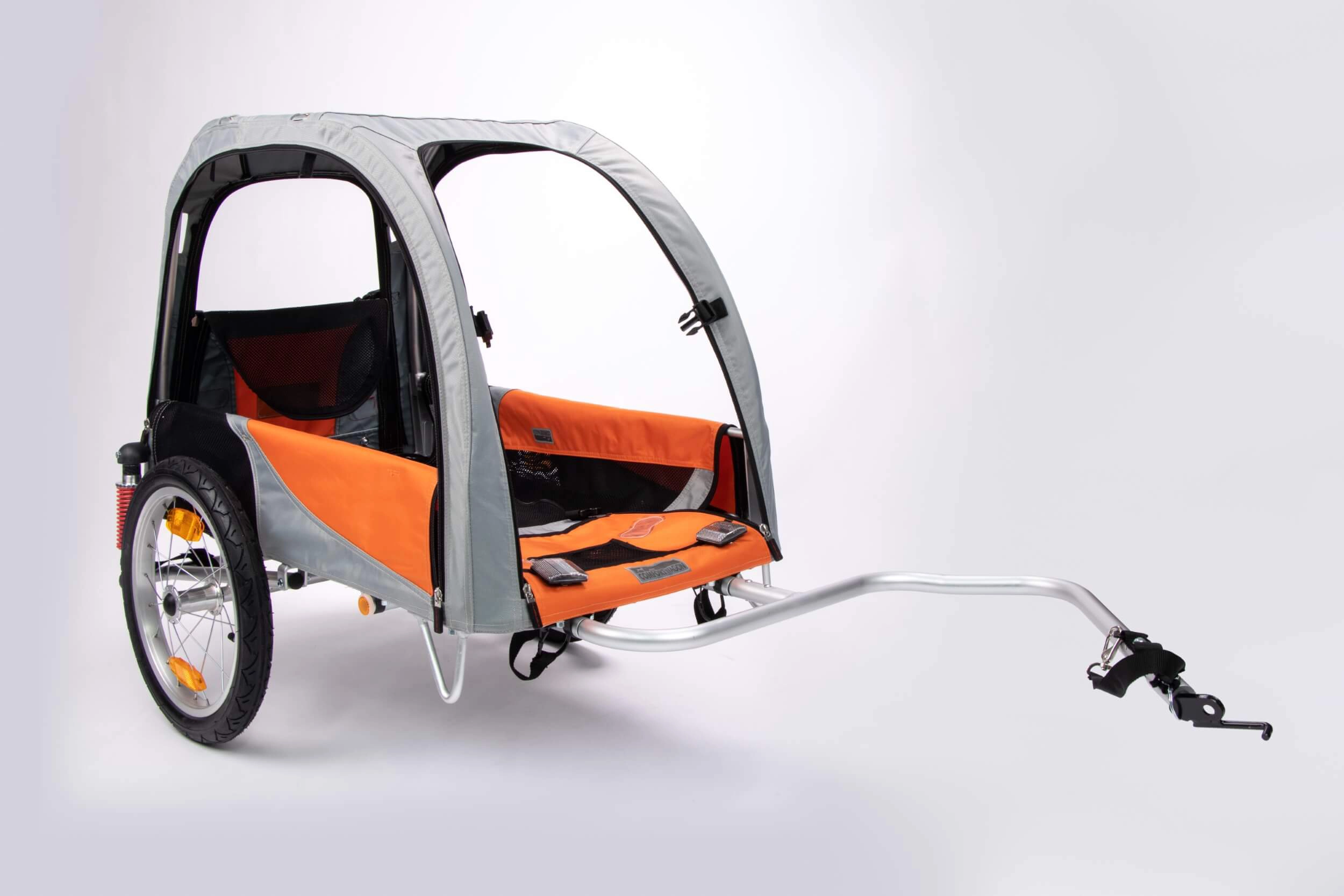 Comfort Wagon mit geöffneter Vordertür, geöffneten Seitentüren und halboffener Tür auf der Rückseite