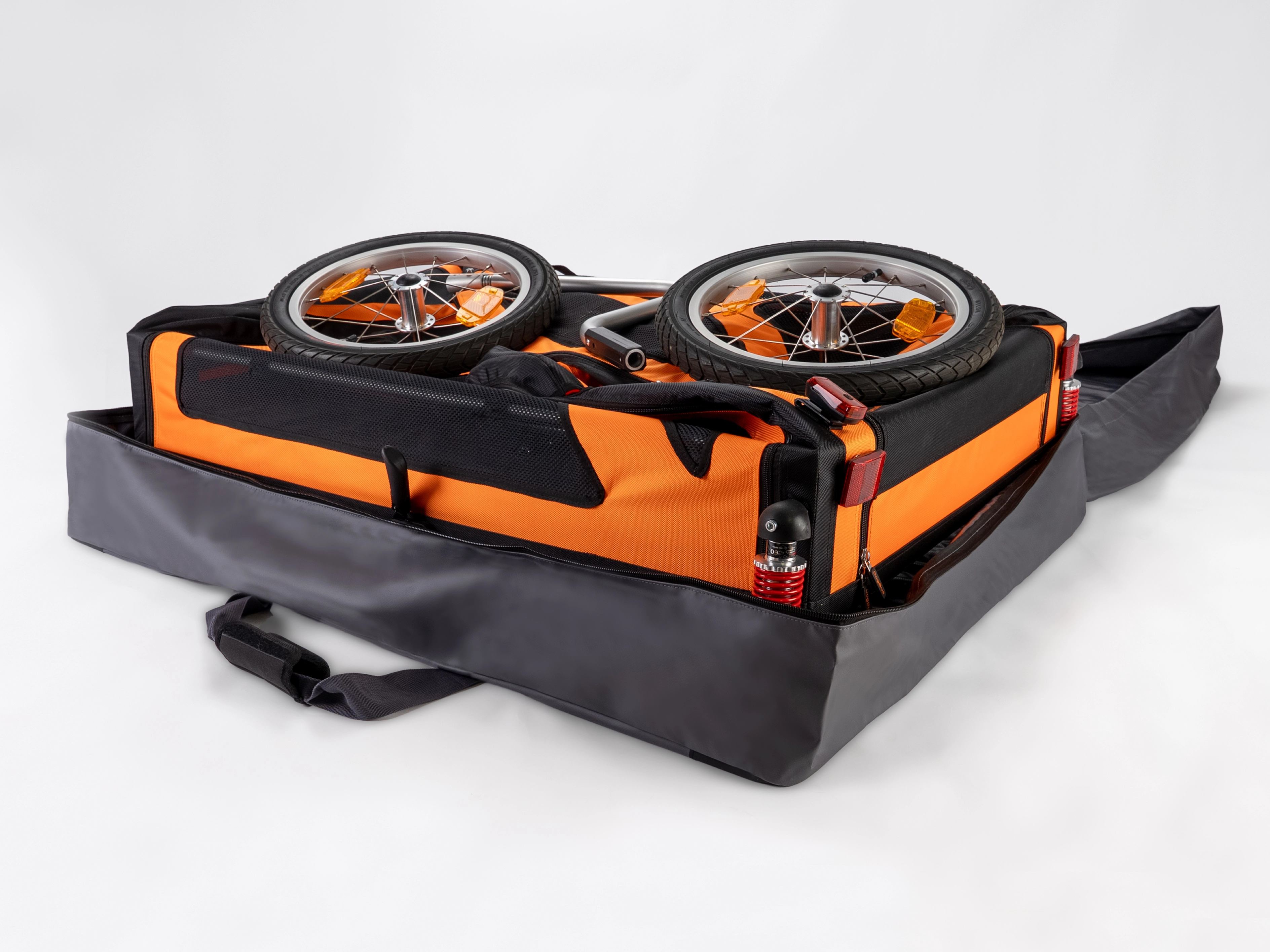 DogBus liegt im geöffneten Trailer Bag