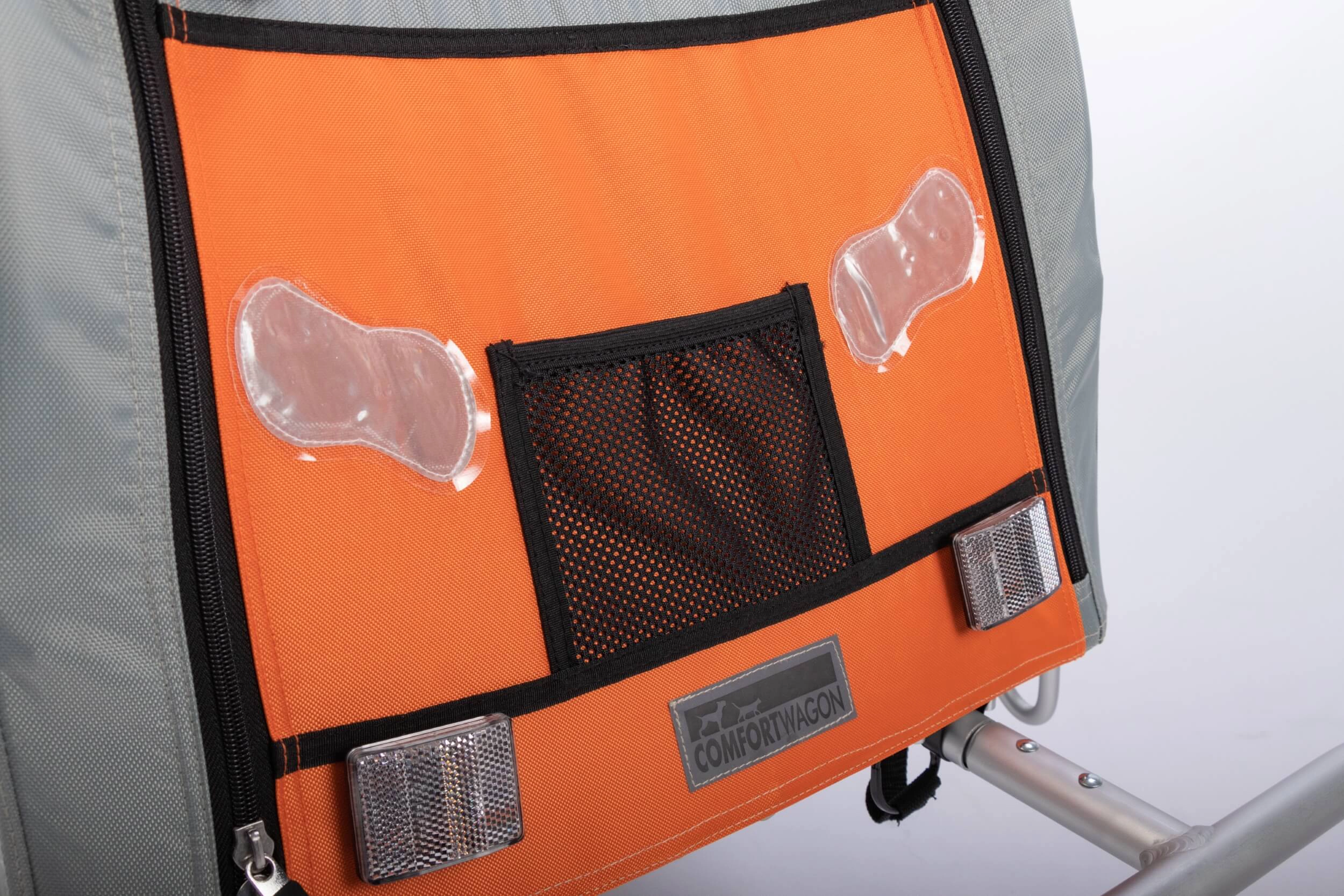 Frontansicht auf die weißen Reflektoren des Comfort Wagon 