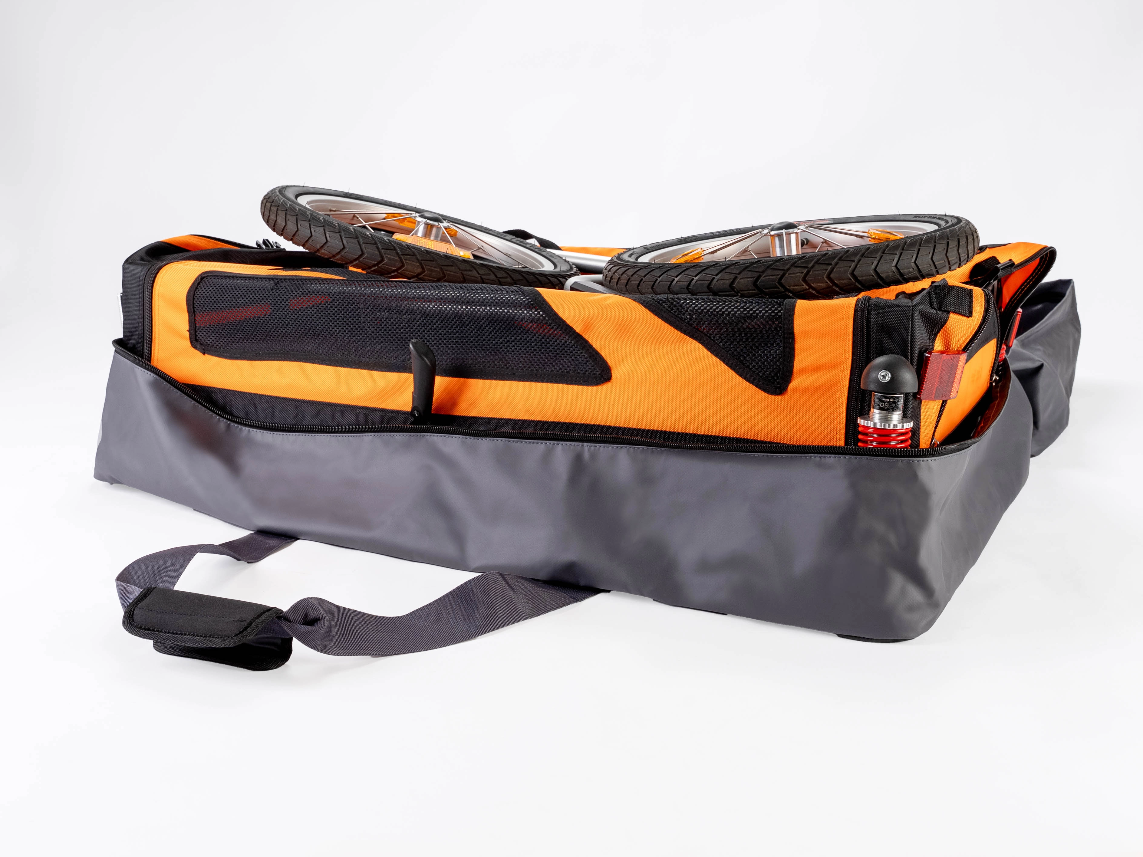 DogBus liegt im geöffneten Trailer Bag