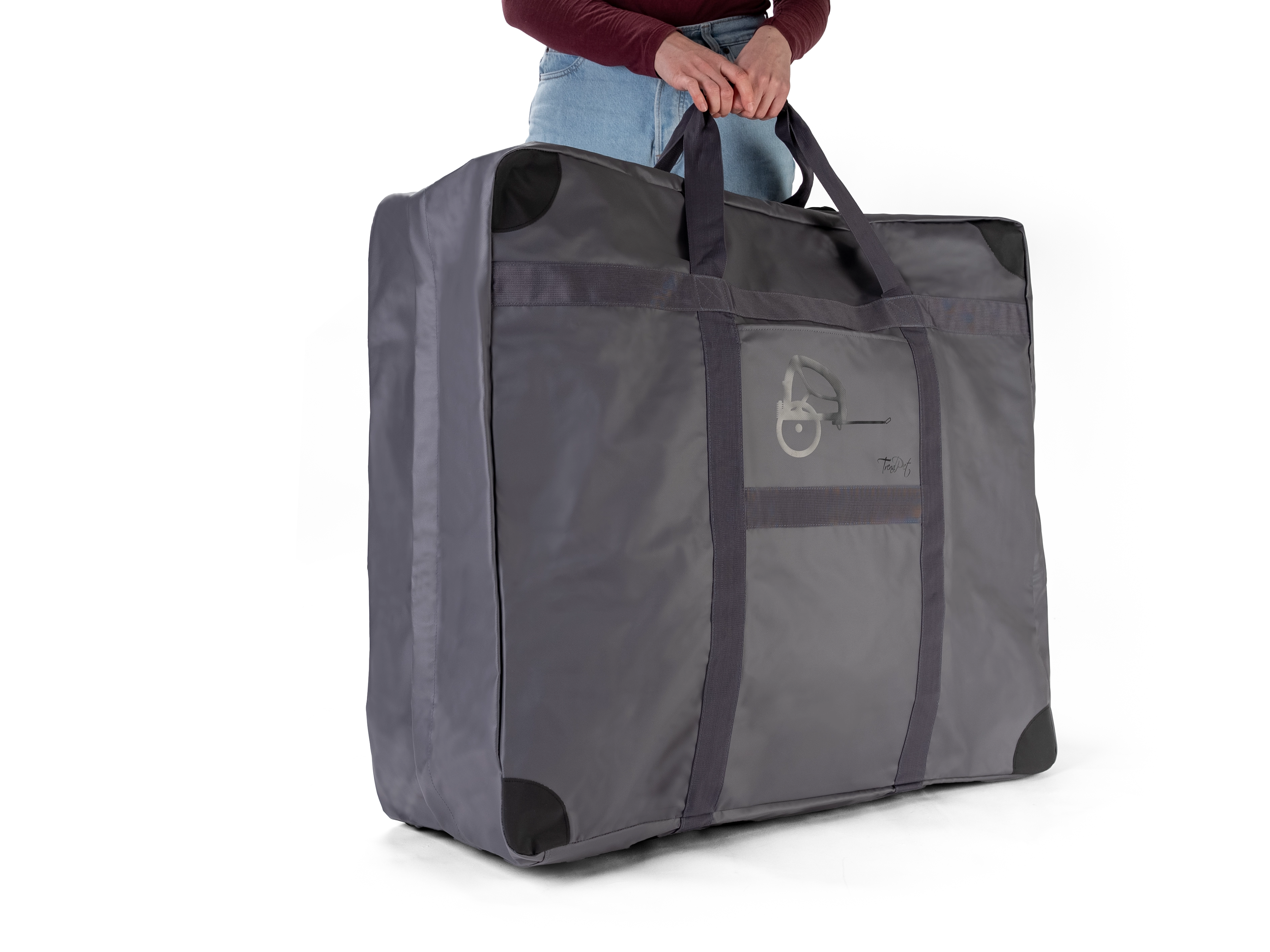 Trailer Bag wird an den Griffen stehend gehalten