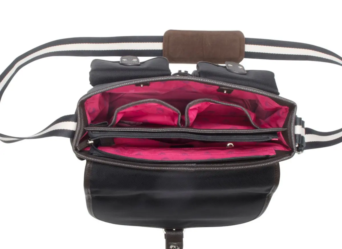 Blick von oben in die offene Wild Hazel Tasche und deren pinkes Innenfutter