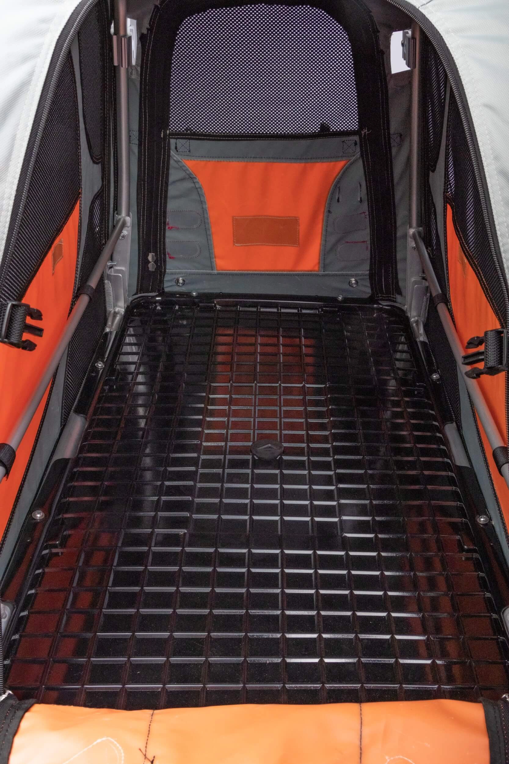 Innenansicht des Comfort Wagon mit Blick auf die Kunststoffbodenplatte