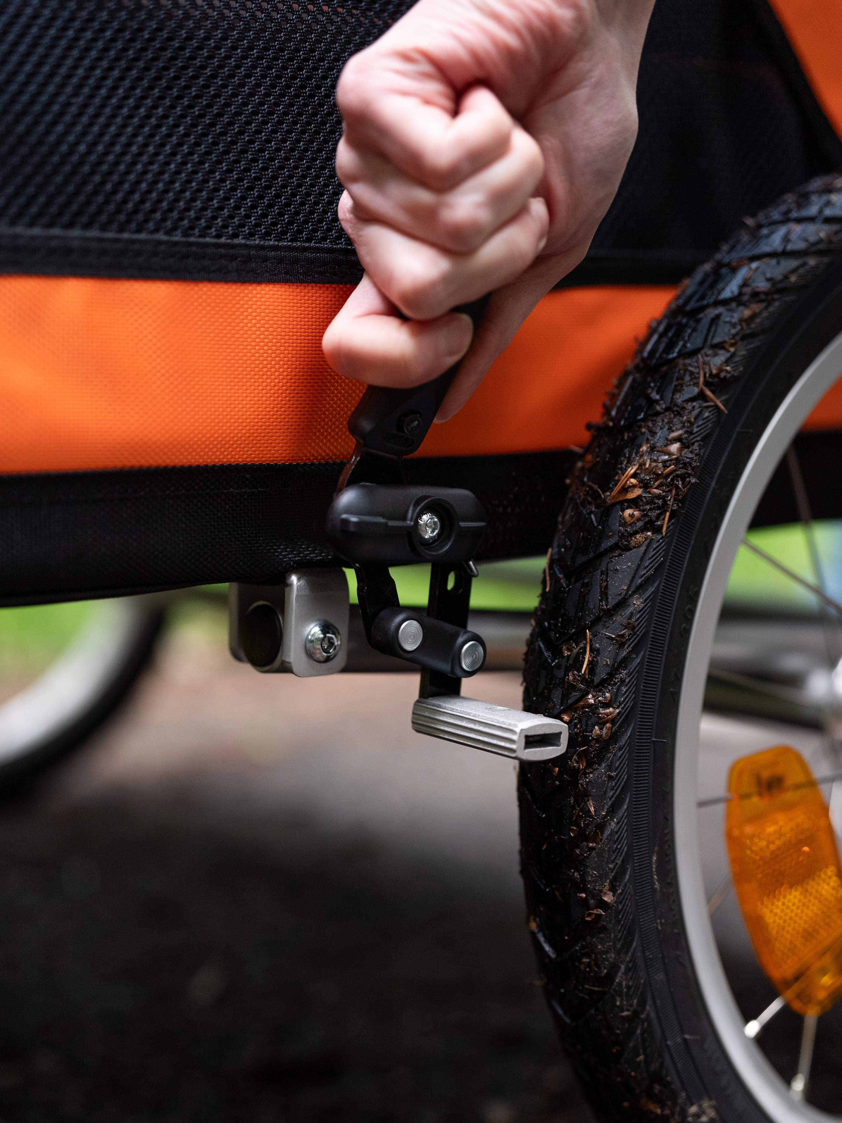 die Feststellbremse des DogBus wird betätigt