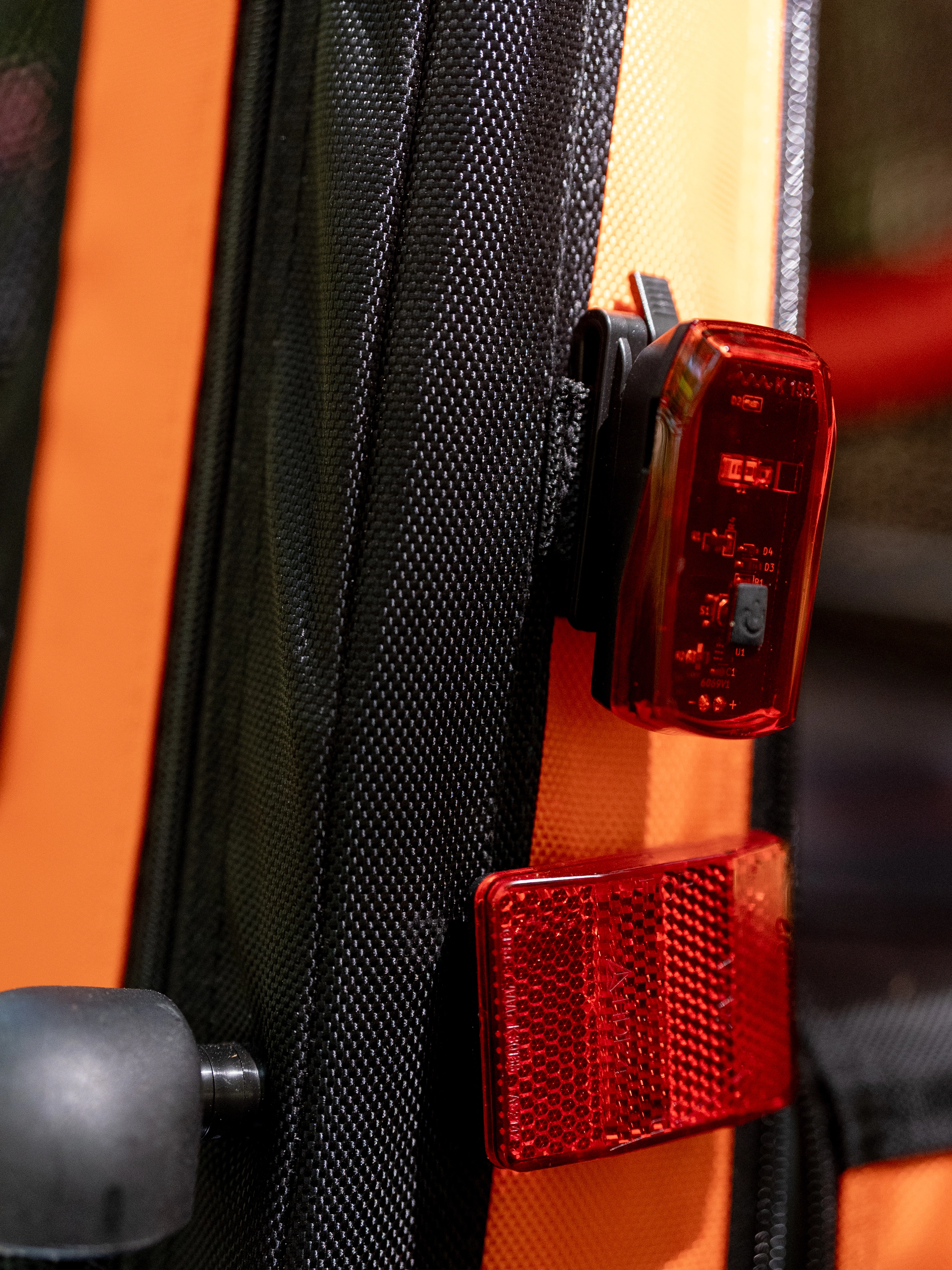 roter Reflektor und rotes LED- Licht des DogBus